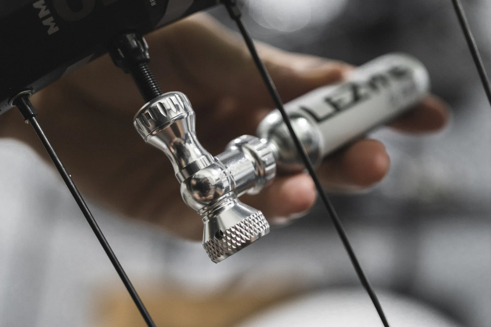 Percuteur CO2 LEZYNE CONTROL DRIVE + Cartouche CO2 Filetée (x1) Argent - Image 2